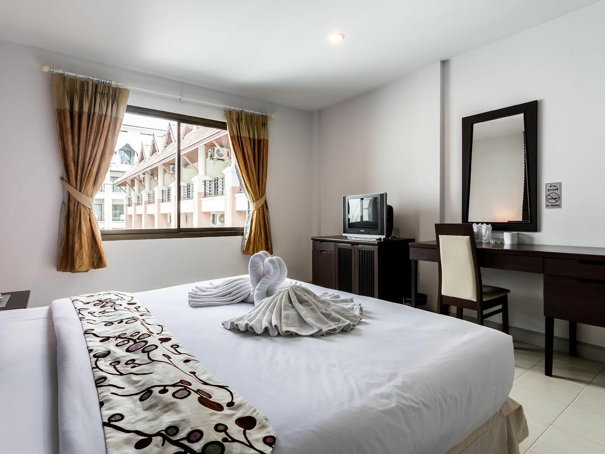 Отель Sino House Patong Экстерьер фото